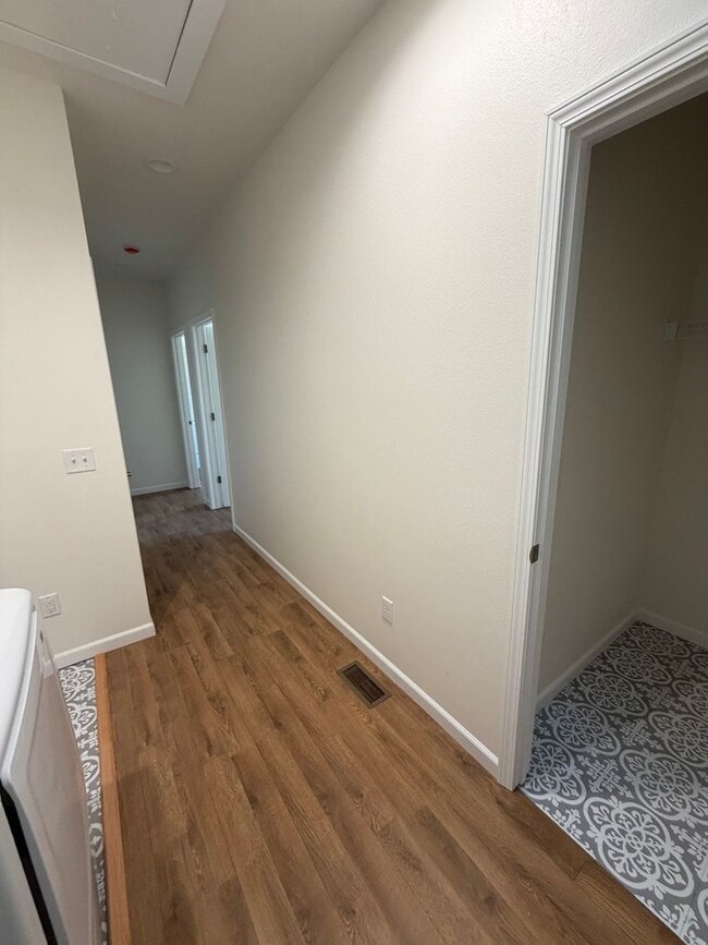 Building Photo - 3 Bedroom | 2 Bathroom | 1 Car Garage | Duplex | Springfield MO!