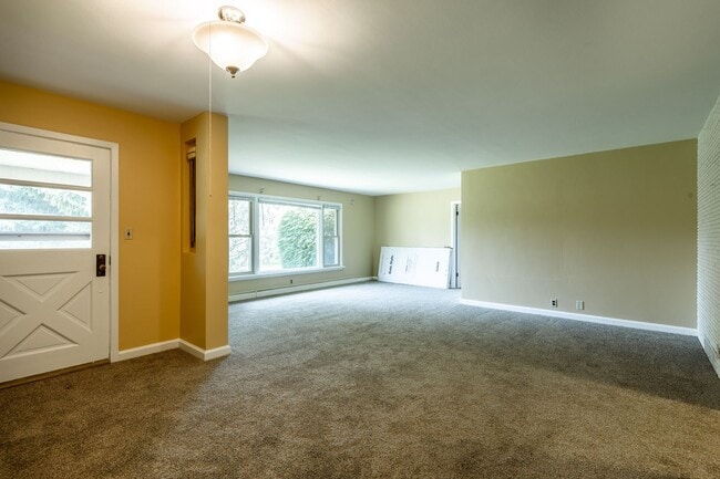 Building Photo - Come home to the serenity of Mequon-Thiensville