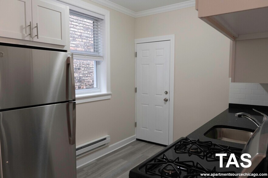 Building Photo - 648 W Roscoe St