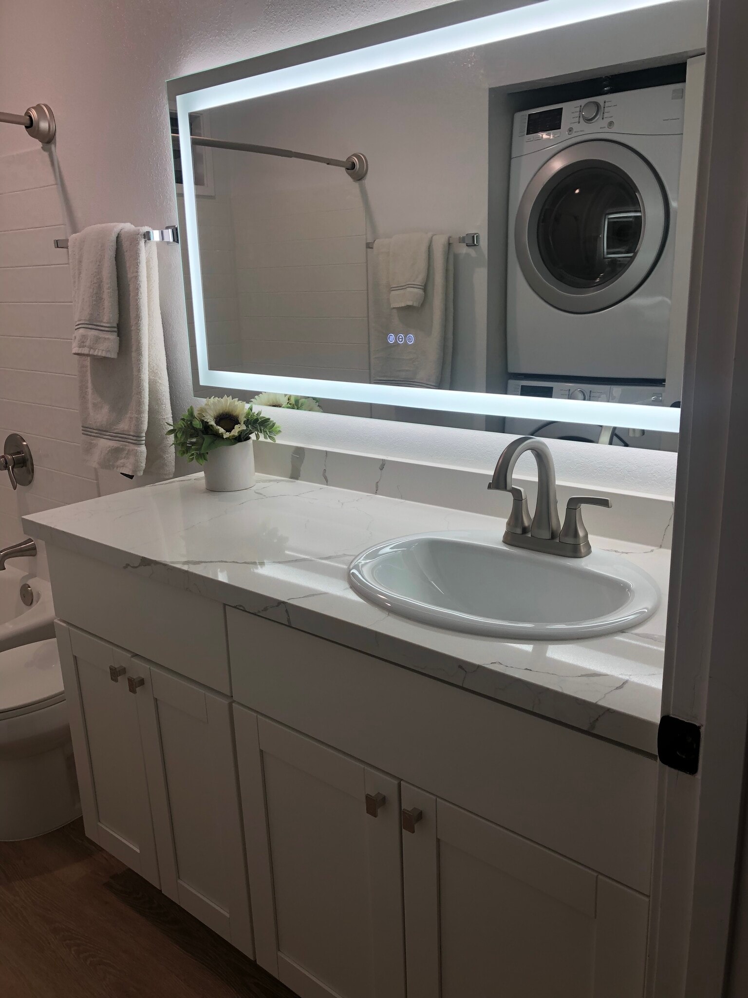 Main bathroom - 1649 Waikahalulu Ln