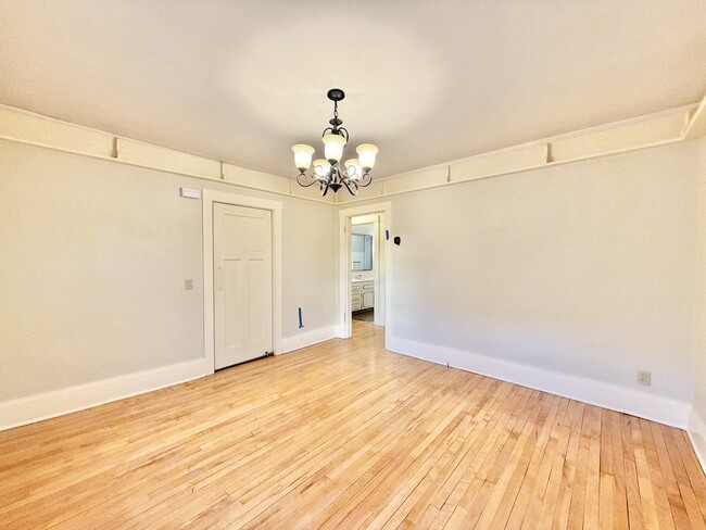 Building Photo - 715 Bushnell St