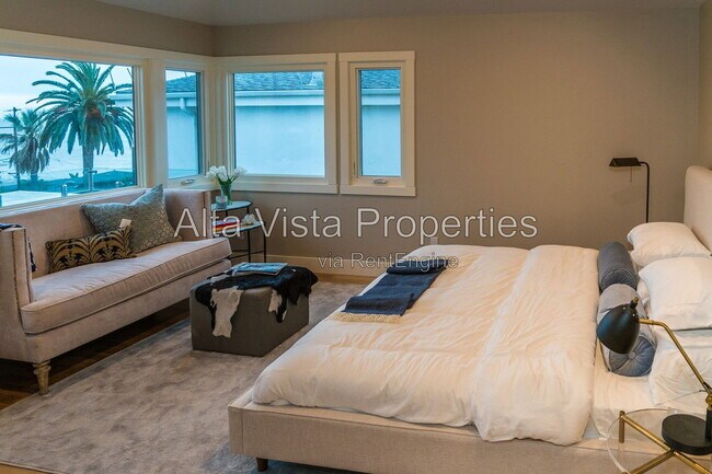 Building Photo - 5606 Dolphin Pl