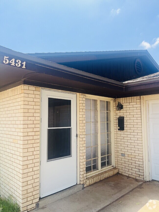 Building Photo - Delightful 2 Bedroom duplex