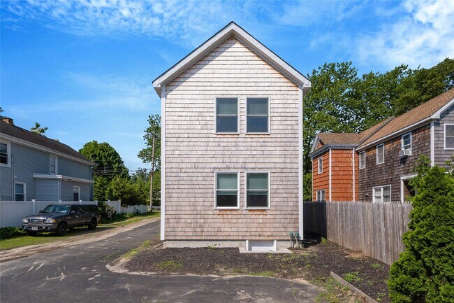 Building Photo - 644 Roanoke Ave
