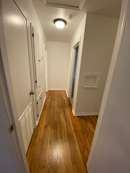 Building Photo - 2047 Farola Dr