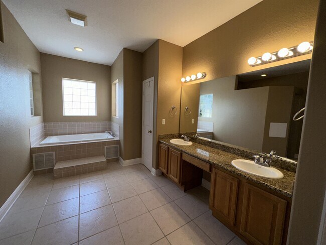 Building Photo - 307 Inman St