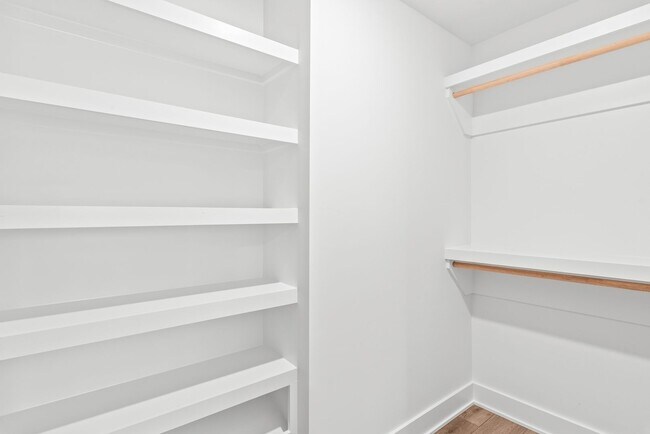 Building Photo - Move-in Ready Modern Townhome!!