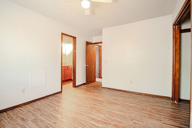 Building Photo - 3 Bed 2 Bath in OKC!