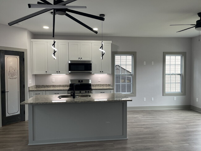 Building Photo - 2922 Painted Pony Dr