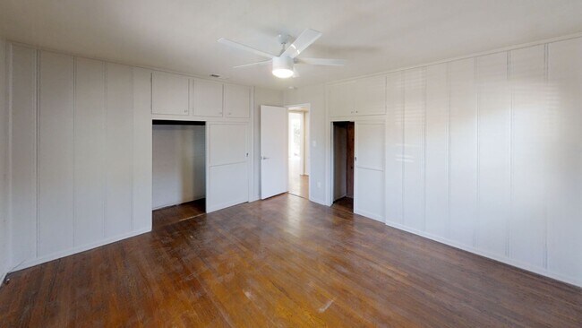 Building Photo - 5121-5123 E Falls View Dr