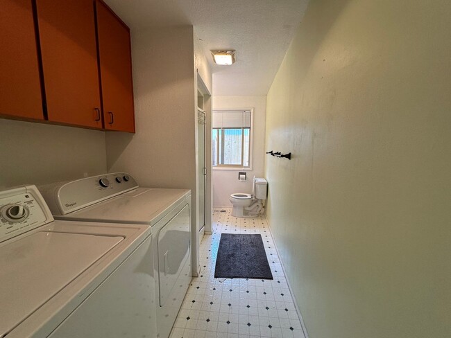 Building Photo - single level 3 bedroom house, Timberhill n...
