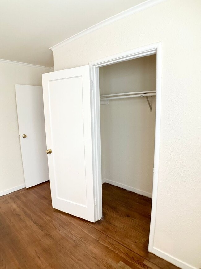 Building Photo - RENOVATED Top Floor. DISHWASHER! ON-SITE LAUNDRY! HARDWOOD!