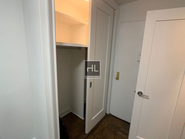 Building Photo - 5 AVENUE