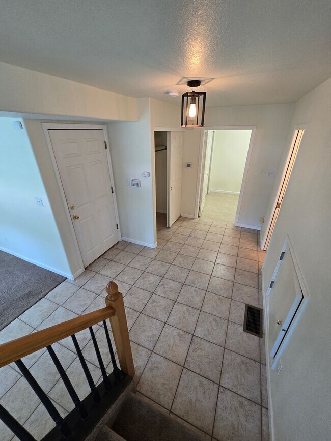 Building Photo - Spacious Townhome with Oversized 2-Car Gar...