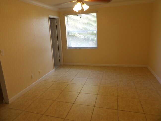 Building Photo - 996 Summit Lake Dr