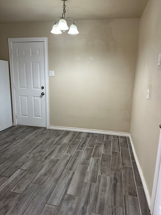 Building Photo - 1711 Doran Dr