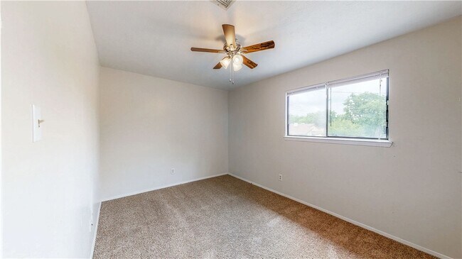 Building Photo - 1002 Verde Dr