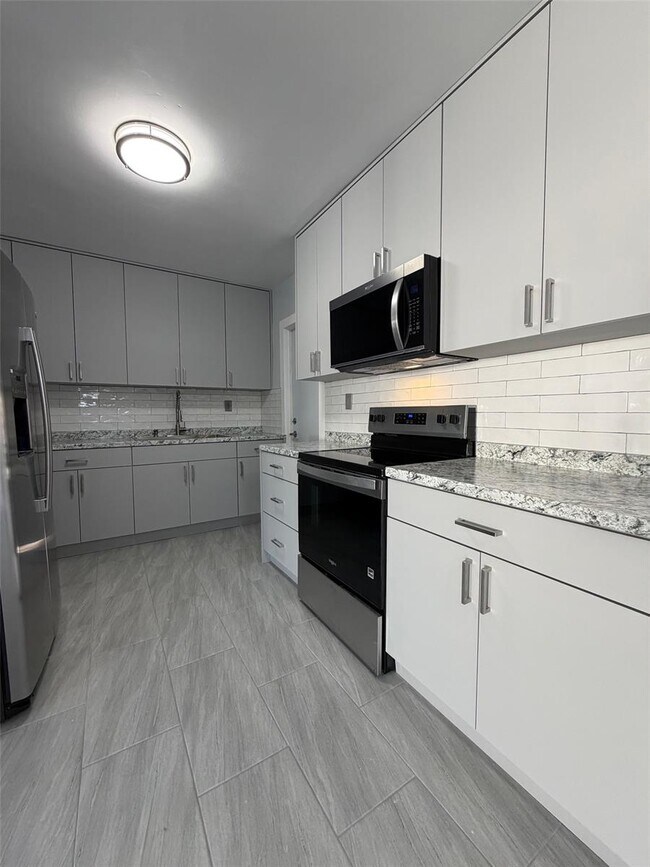 Building Photo - 1966 NE 177 North Miami Beach, FL 33162-2206