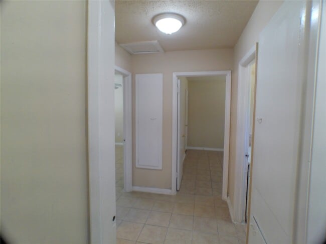 Building Photo - 1301 Glenmore Dr