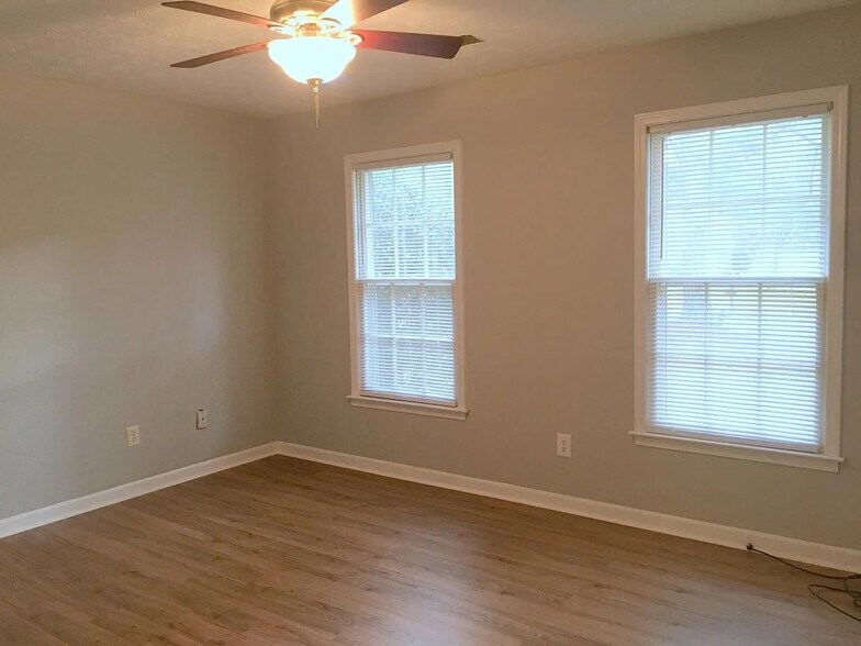 Building Photo - 4821 Valley Dale Dr SW