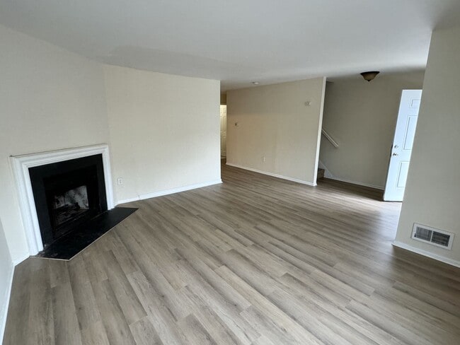 Building Photo - 3 bedrooms, 2.5 bathrooms