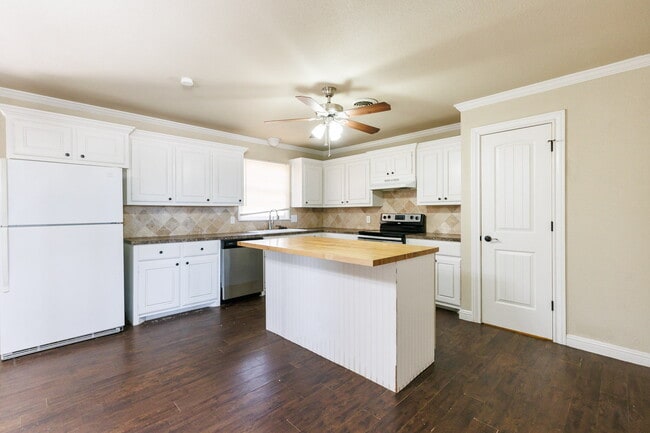 Building Photo - Well Kept House With HUGE bedrooms!