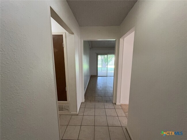 Building Photo - 2408 Carnation Dr