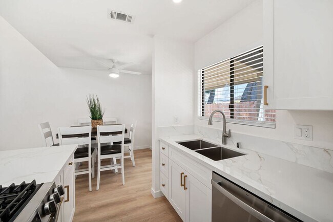 Building Photo - Fully remodeled luxury 3 bedroom 2 bathroom home with 2 car garage