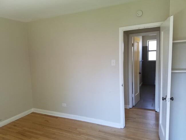 Building Photo - 1 Bed 1 Bath Mayfair Apartment With Garage in Denver! Available Now!