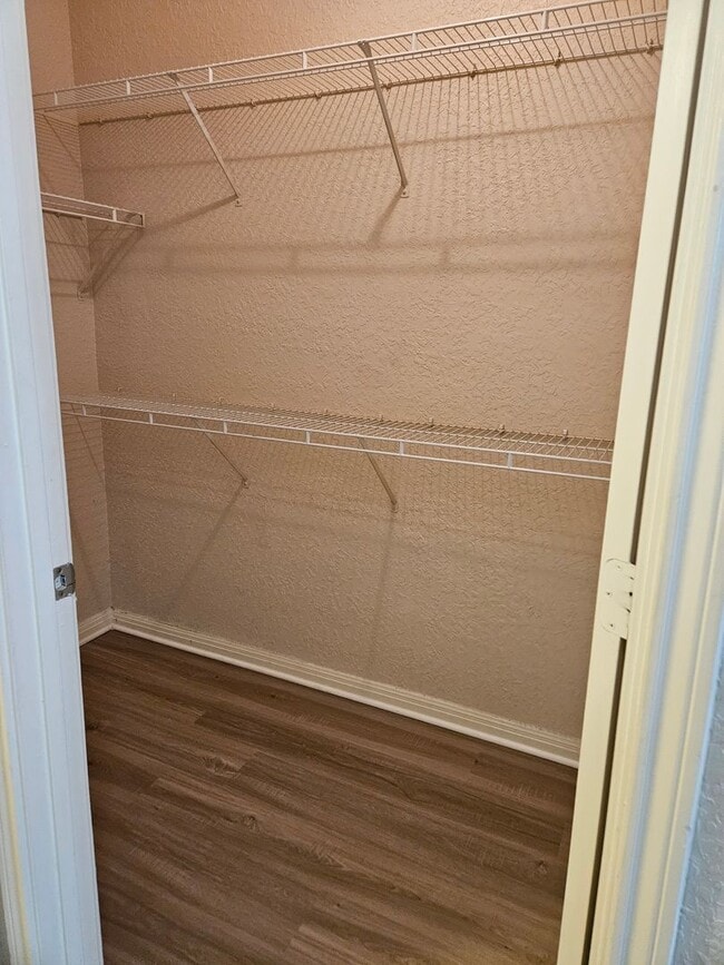 Building Photo - $600 Deposit*Spacious 1 BDRM Condo Downtown!