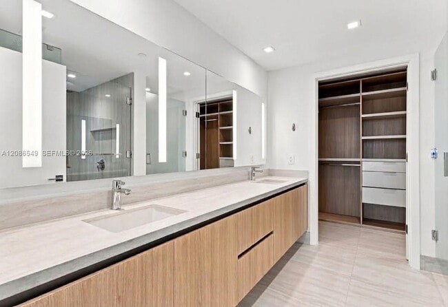 Building Photo - 2411 Laguna Cir