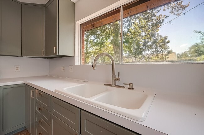 Building Photo - 810 Richvale Ln
