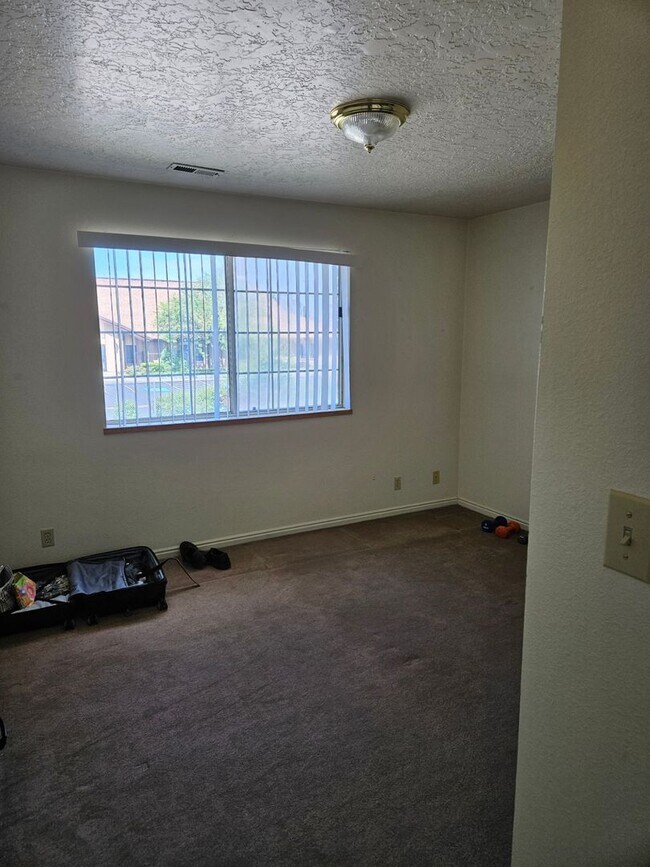 Building Photo - North Orem 2 bedroom/1 bath apartment - Pr...