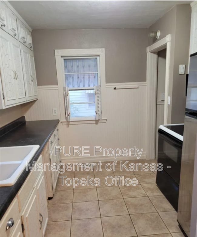 Building Photo - 310 SW Hillside Dr