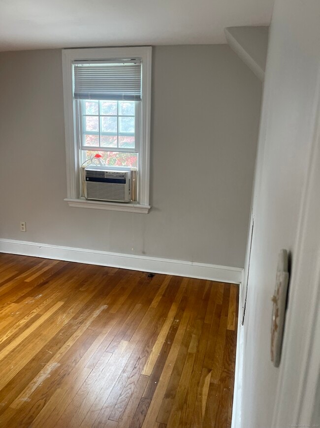 Building Photo - 340 Fort Hale Rd