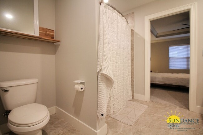 Building Photo - Stunning 3 Bedroom Home in Navarre