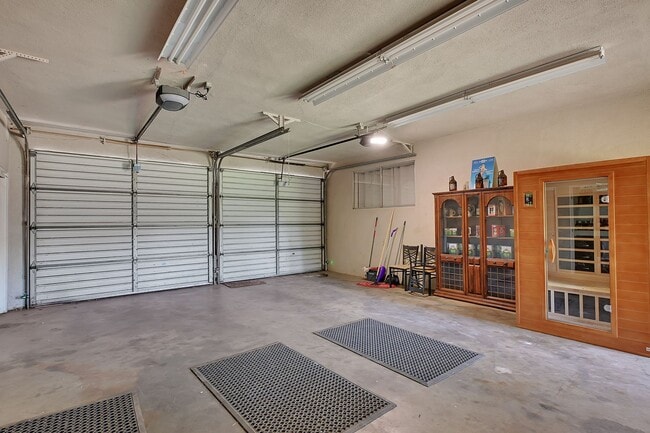 Building Photo - Modern Country Retreat on Half Acre in Gridley 3+ Bedrooms