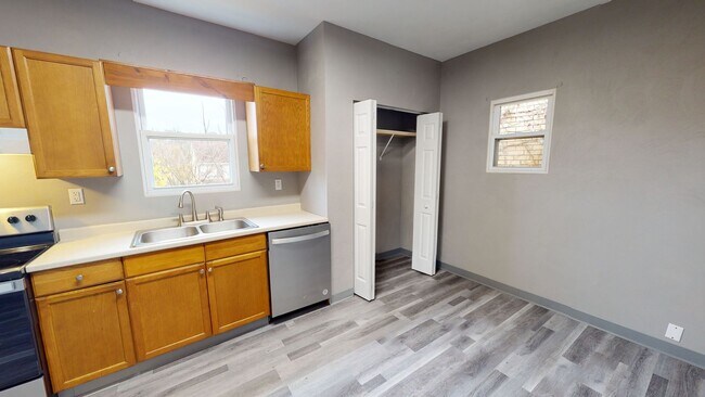 Building Photo - Renovated 2 Bed /1 Bath Single Family Home...