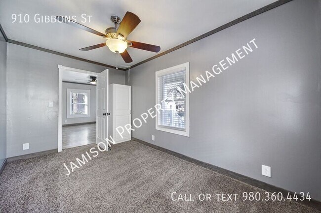 Building Photo - 910 Gibbons St