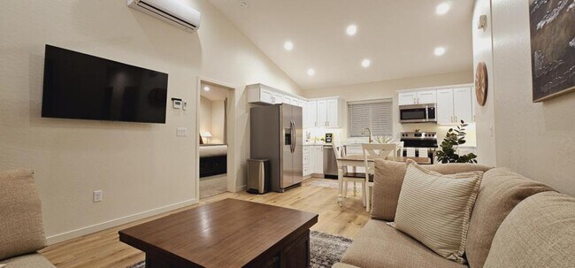 Building Photo - 731 W 6th S St