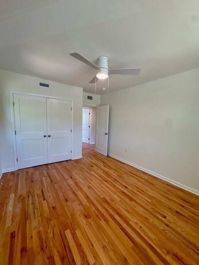 Building Photo - Newly Renovated Three Bedrooms Condo in South Windermere