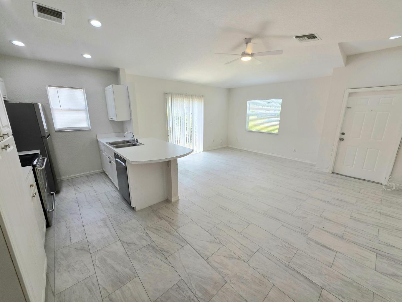 Building Photo - 569 E Ridge Cir N