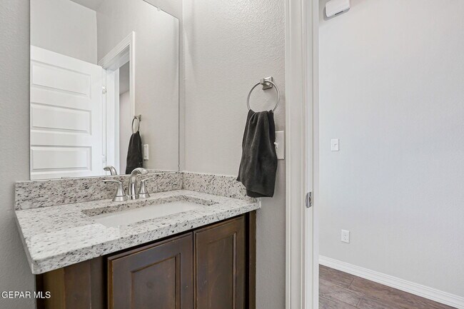 Building Photo - 13130 Oakhampton Ave