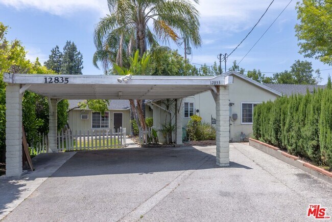 Building Photo - 12835 Delano St