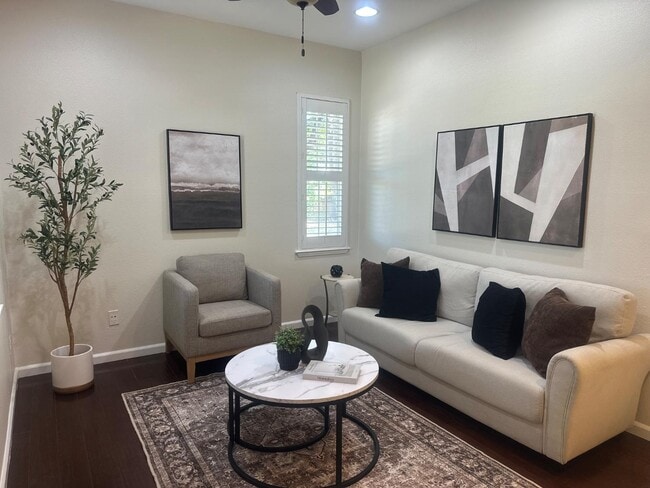 Building Photo - 356 S Paraiso Way