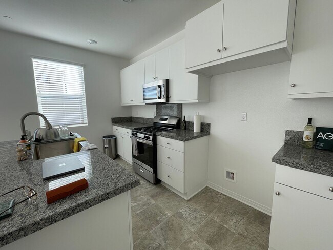 Building Photo - Beautiful Three Bedroom Two and a Half Bathroom Home in Murrieta!