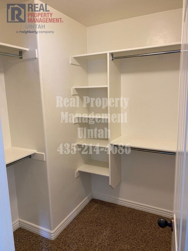 Building Photo - 3 bed 2.5 bath townhome in Fox Run