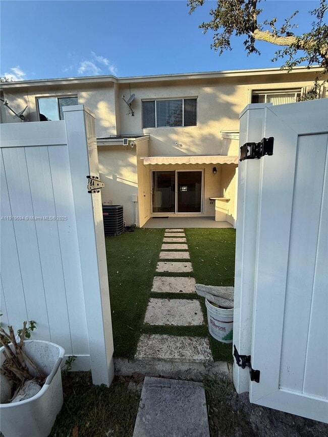 Building Photo - 3192 SW 50th St