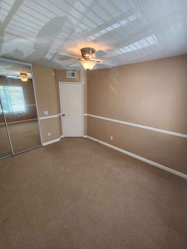 Building Photo - Gorgeous & Spacious 3Bd/2.5Ba, 1,679 SqFt, 2-story Condo - Central A/C & heat, Washer/Dryer - 2 C...