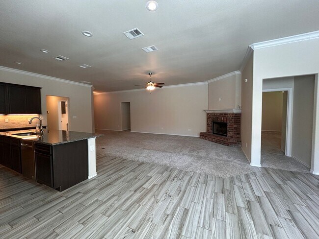 Building Photo - 4 bedroom 3 bathroom